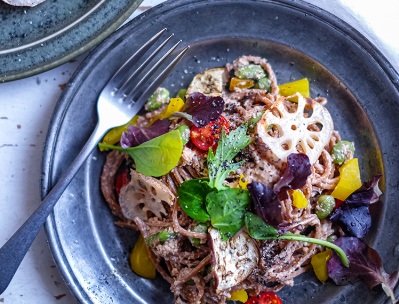 彩り野菜とくるみ味噌のまぜうどん